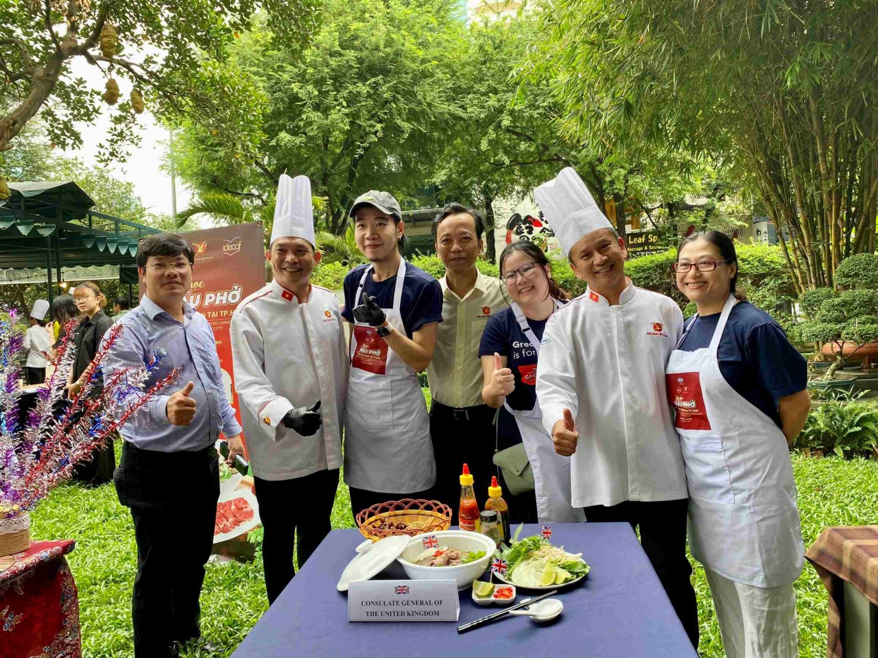 Foreign Diplomats in Ho Chi Minh City Learn to Cook Pho