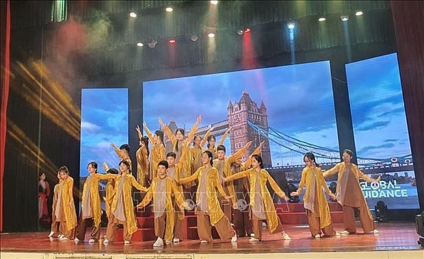 A performance by students from the Dich Vong secondary school at the festival. (Photo: VNA)