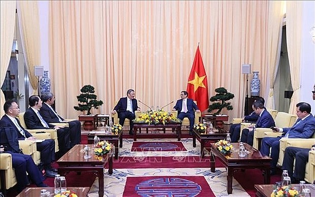 Prime Minister Pham Minh Chinh (R) receives Chinese Minister of Commerce Wang Wentao. (Photo: VNA) 