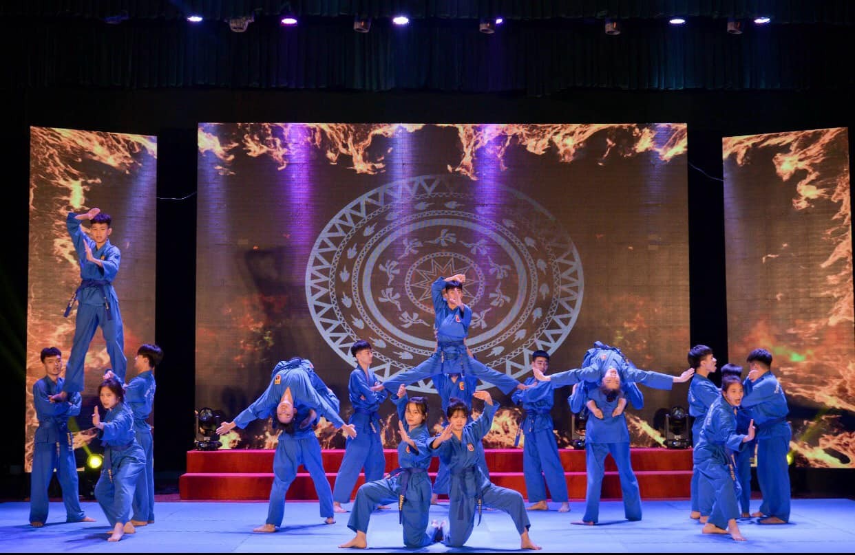 Friendship Dance Connects Vietnamese, British Youth