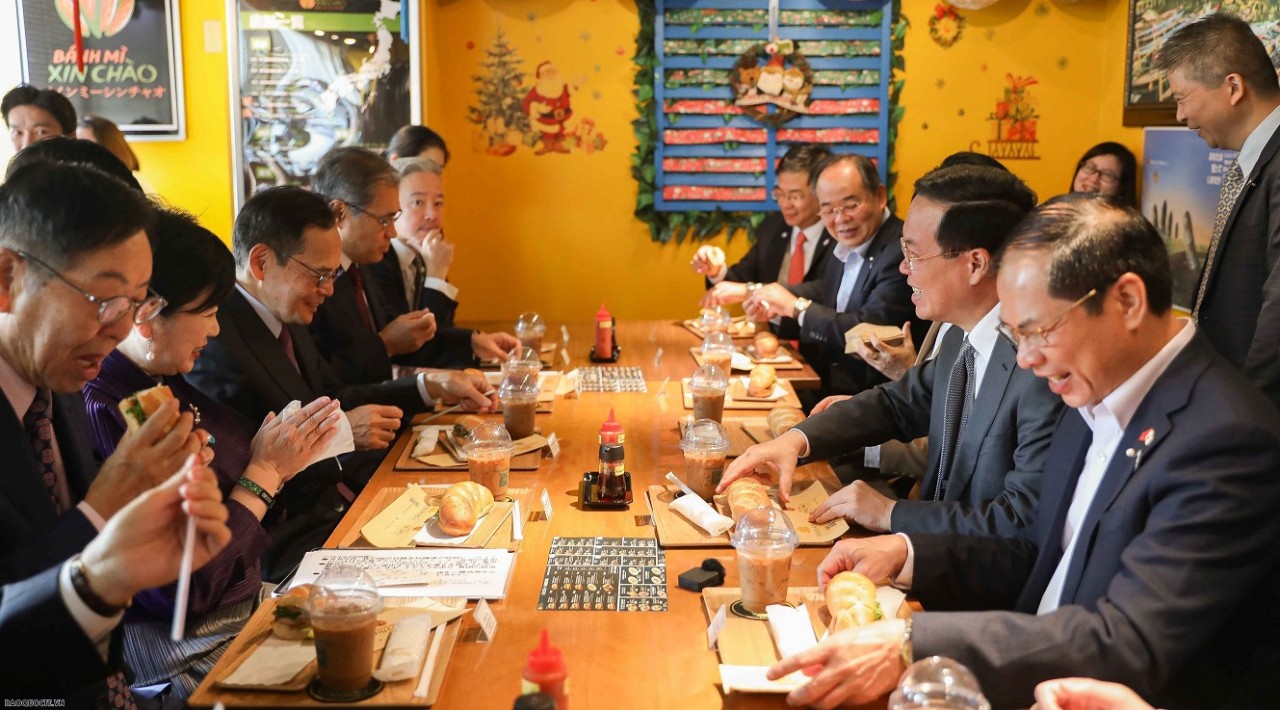 Vietnam's President Tries Banh Mi in Japan