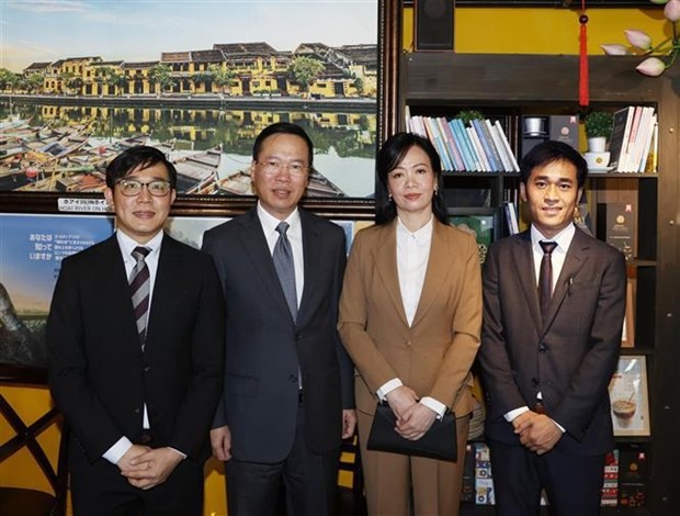 Vietnam's President Tries Banh Mi in Japan
