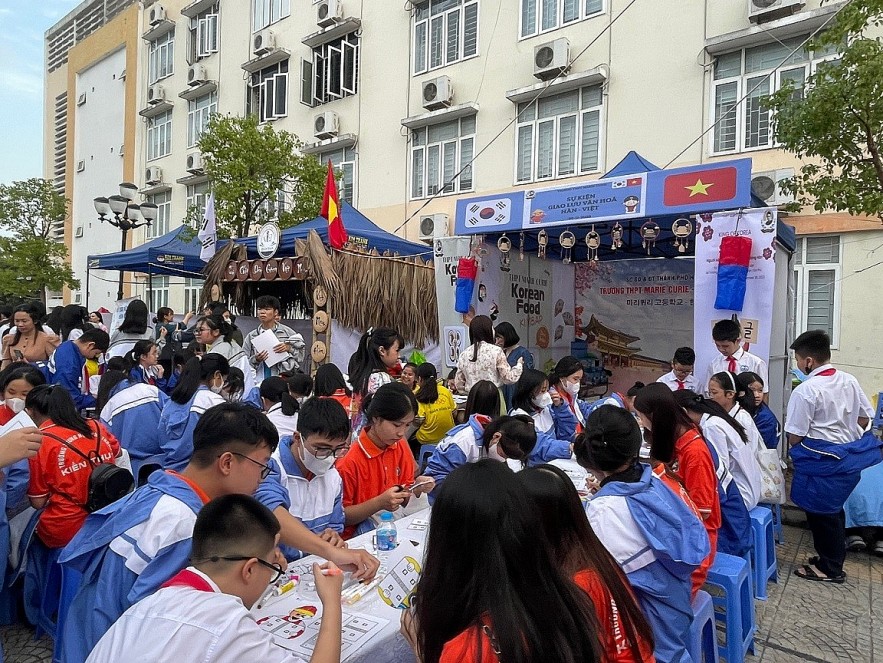 Hai Phong Students Introduced to Korean Culture