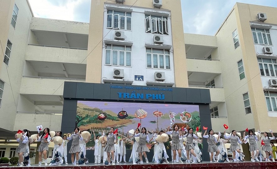 Hai Phong Students Introduced to Korean Culture