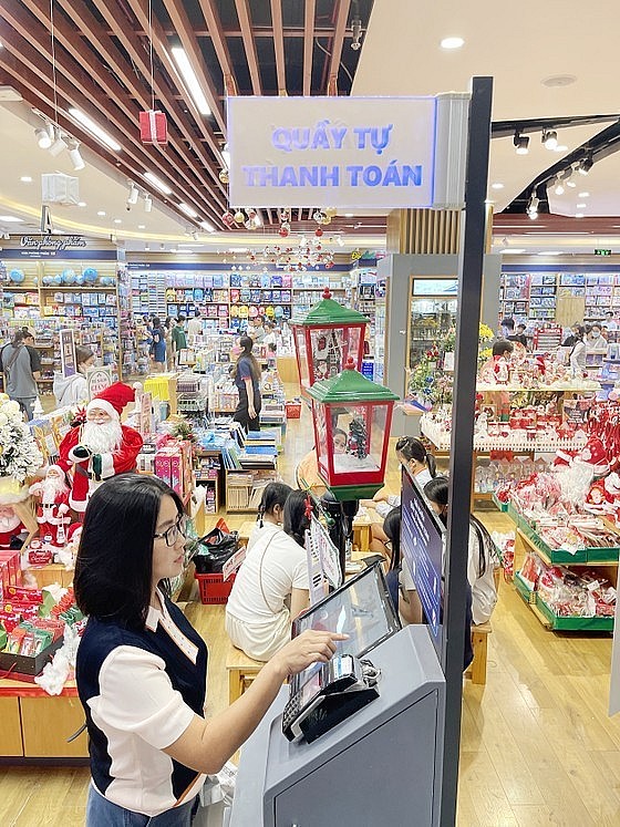 A customer in Fahasa Book Store in HCMC is processing a self-checkout (Photo: SGGP)