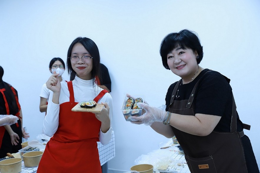 Vietnamese University Students Experience Korean Culture
