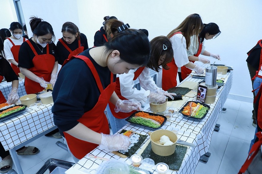 Vietnamese University Students Experience Korean Culture
