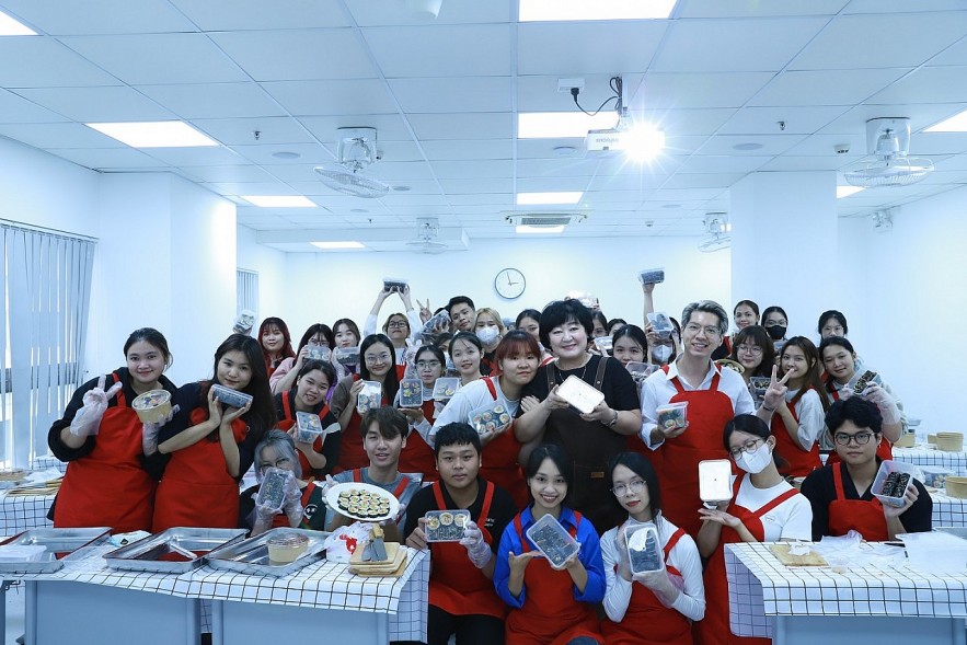 Vietnamese University Students Experience Korean Culture