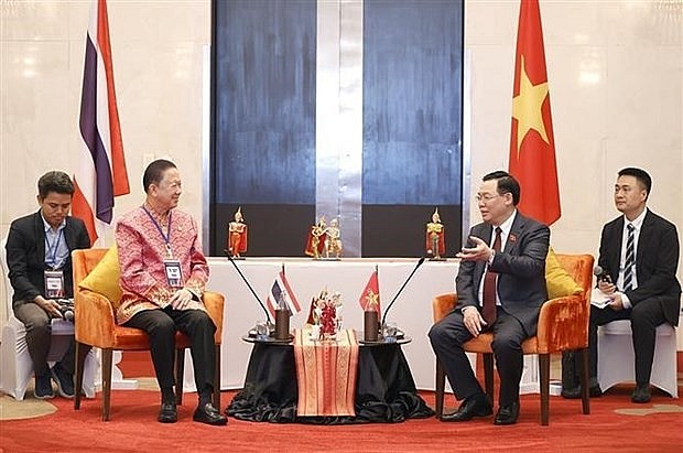 National Assembly Chairman Vuong Dinh Hue (front, right) receives Chairman of the Thai Chamber of Commerce Sanan Angubolkuk. (Photo: VNA)