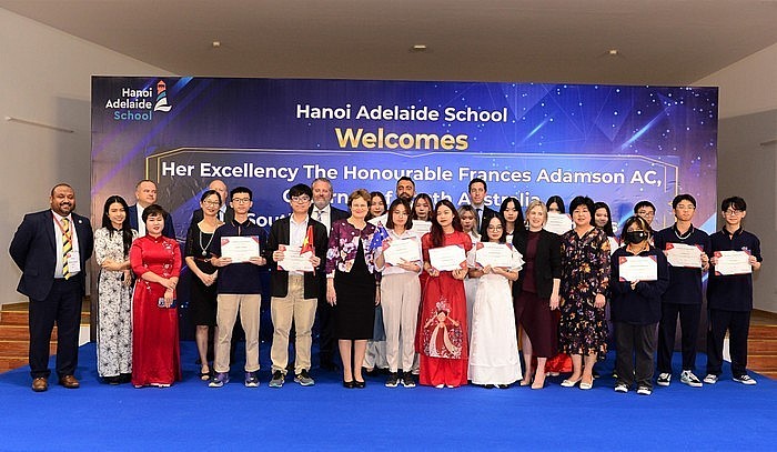 Governor of South Australia state Frances Adamson and Hanoi students. Photo: VUFO.org