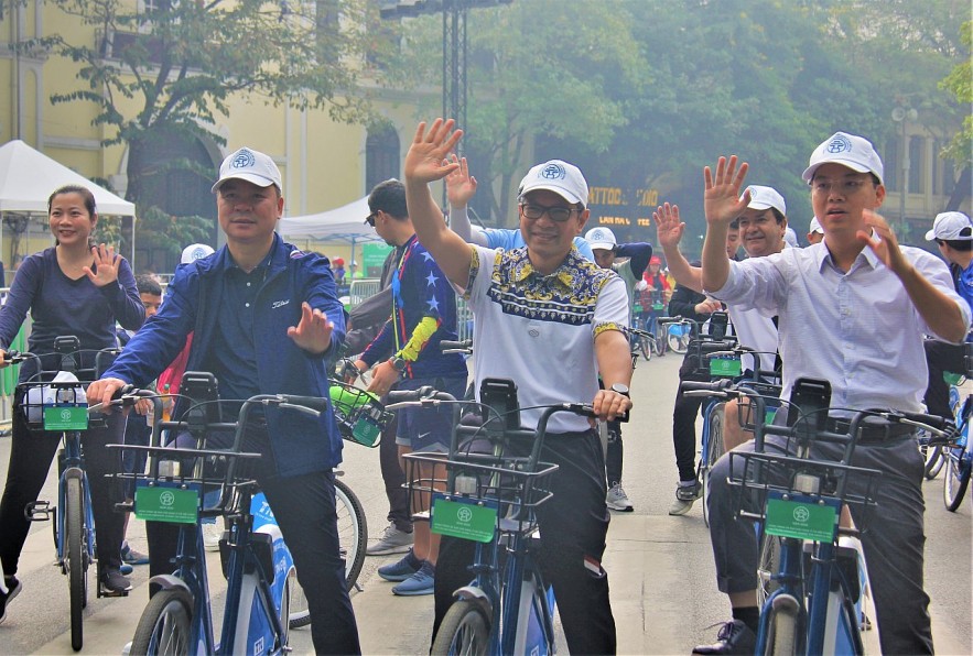 Over 100 Foreign Diplomats Join Hanoi Friendship Cycling to Promote Green Practices