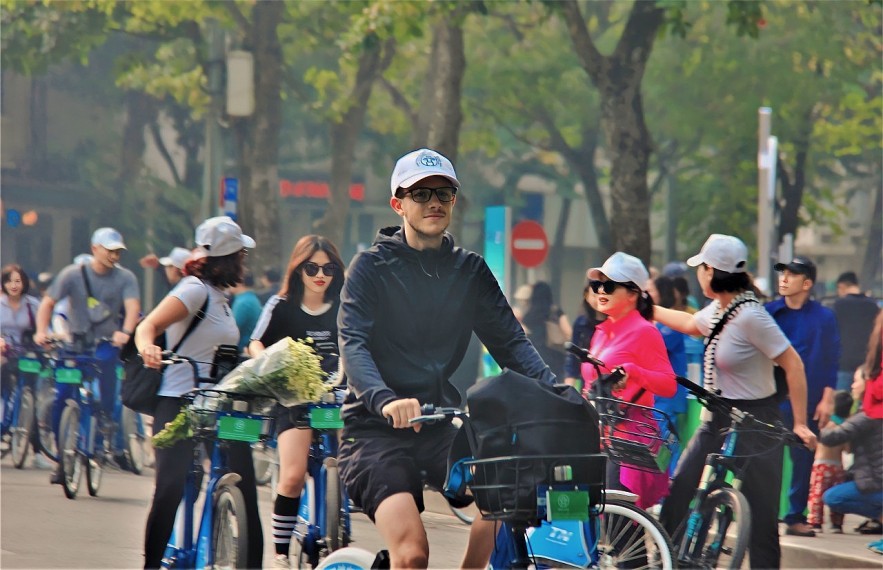 Over 100 Foreign Diplomats Join Hanoi Friendship Cycling to Promote Green Practices