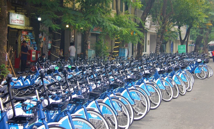 Over 100 Foreign Diplomats Join Hanoi Friendship Cycling to Promote Green Practices