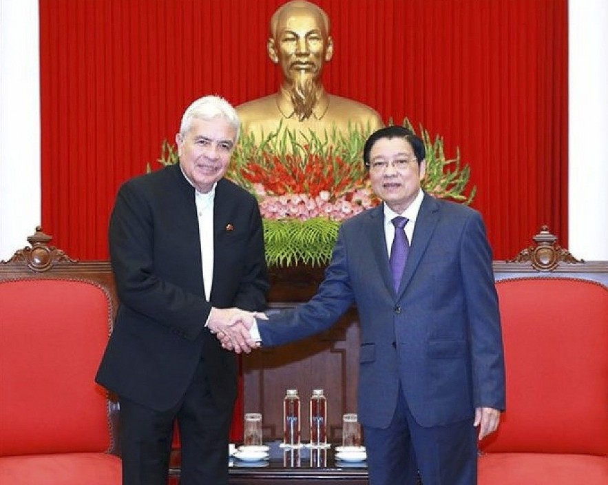 Chairman of the Party Central Committee’s Commission for Internal Affairs Phan Dinh Trac (R) welcomes Venezuelan Agriculture and Land Minister Wilmar Castro Soteldo. (Photo: VNA)