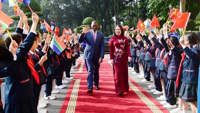 Vice President Hopes Vietnam Produce Electric Vehicles in South Africa