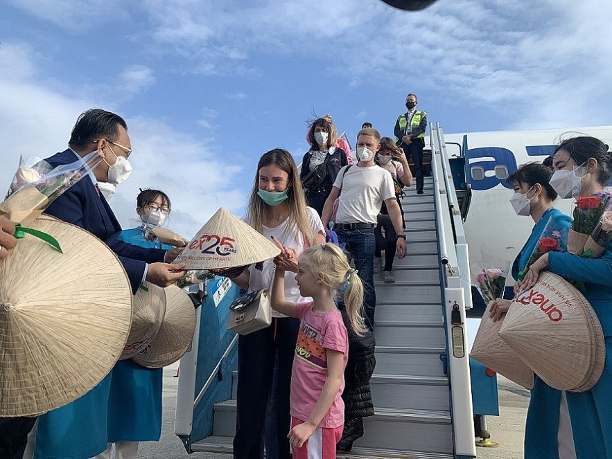 The coastal central city of Nha Trang is one of the favorite travel destinations in Vietnam to Russia. Russian arrivals to Vietnam on a charter flight in 2021. Photo: vnreport.vn