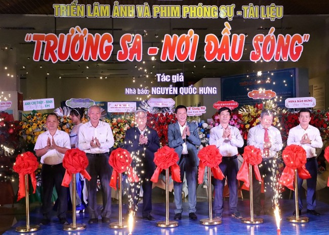 Dak Lak Exhibits Photos, Films, Models of Truong Sa Archipelago