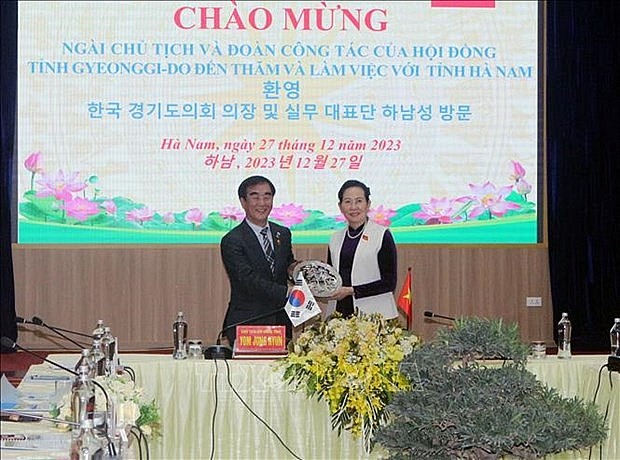 Secretary of the Ha Nam Party Committee Le Thi Thuy (R) and Chairperson Yom Jong-hyun  of the Gyeonggi Provincial Council at the working session in Ha Nam on December 27. (Photo: VNA)