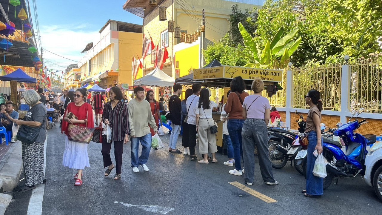 Vietnam Town in Udon Thani Attracts International Visitors