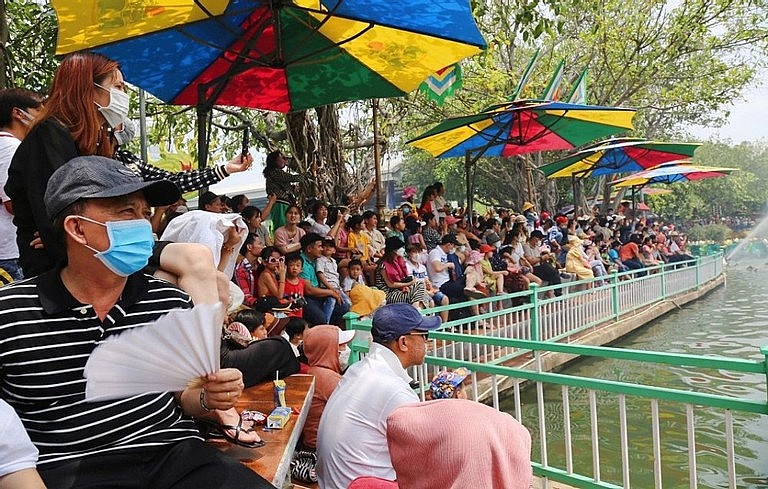 New Year revelers are seen at a tourist site in HCMC. Photo: Le Vu