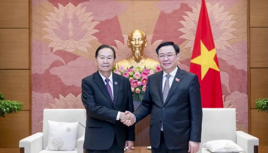 NA Chairman Vuong Dinh Hue (R)  welcomes Vice President of Lao NA Chaleun Yiapaoher.