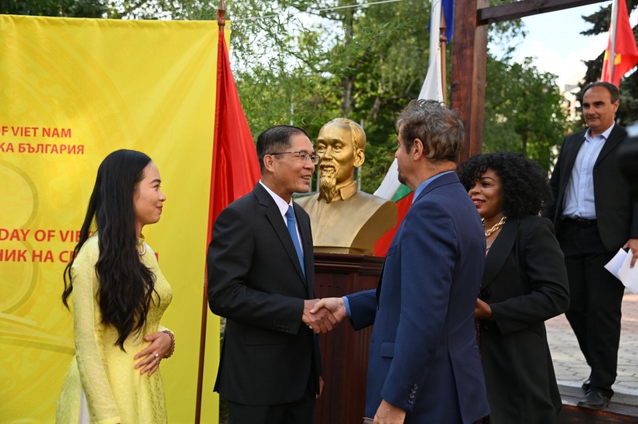Ambassador Do Hoang Long and his wife welcomed guests to attend the 78th Anniversary of the National Day of the Socialist Republic of Vietnam. (Source: Vietnamese Embassy in Bulgaria)