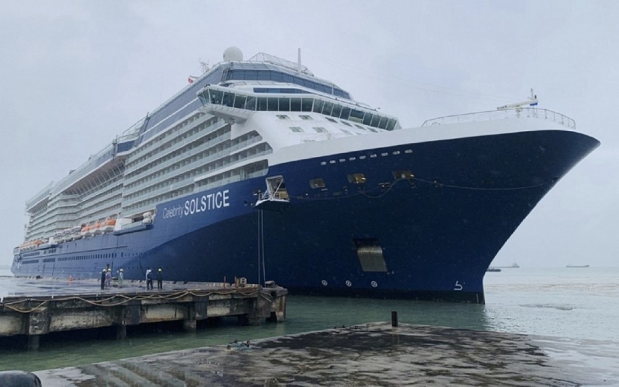 Cruise ship Celebrity Solstice brings approximately 2,700 foreign visitors to central Vietnam.