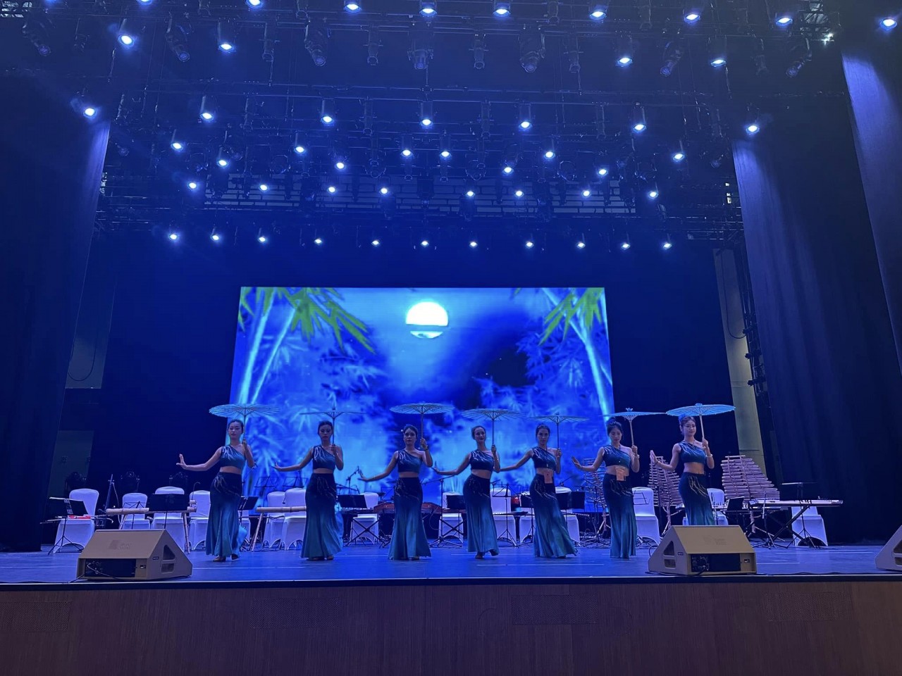 Traditional Chinese dance of the Chinese Embassy in Vietnam. Photo: HAUFO