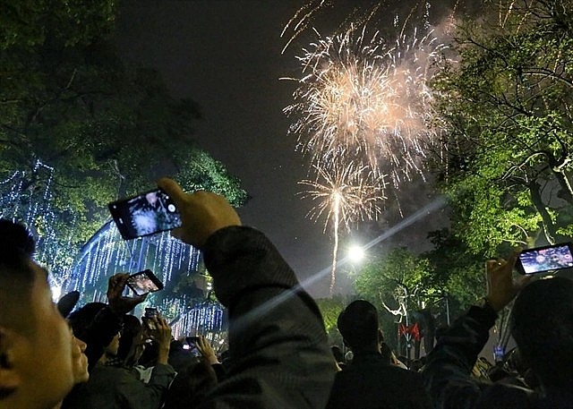 High-altitude fireworks above Hoan Kiem Lake. Photo: VNA