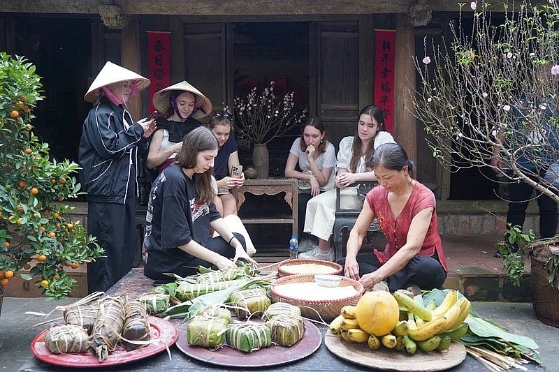 International guests experience wrapping banh chung.
