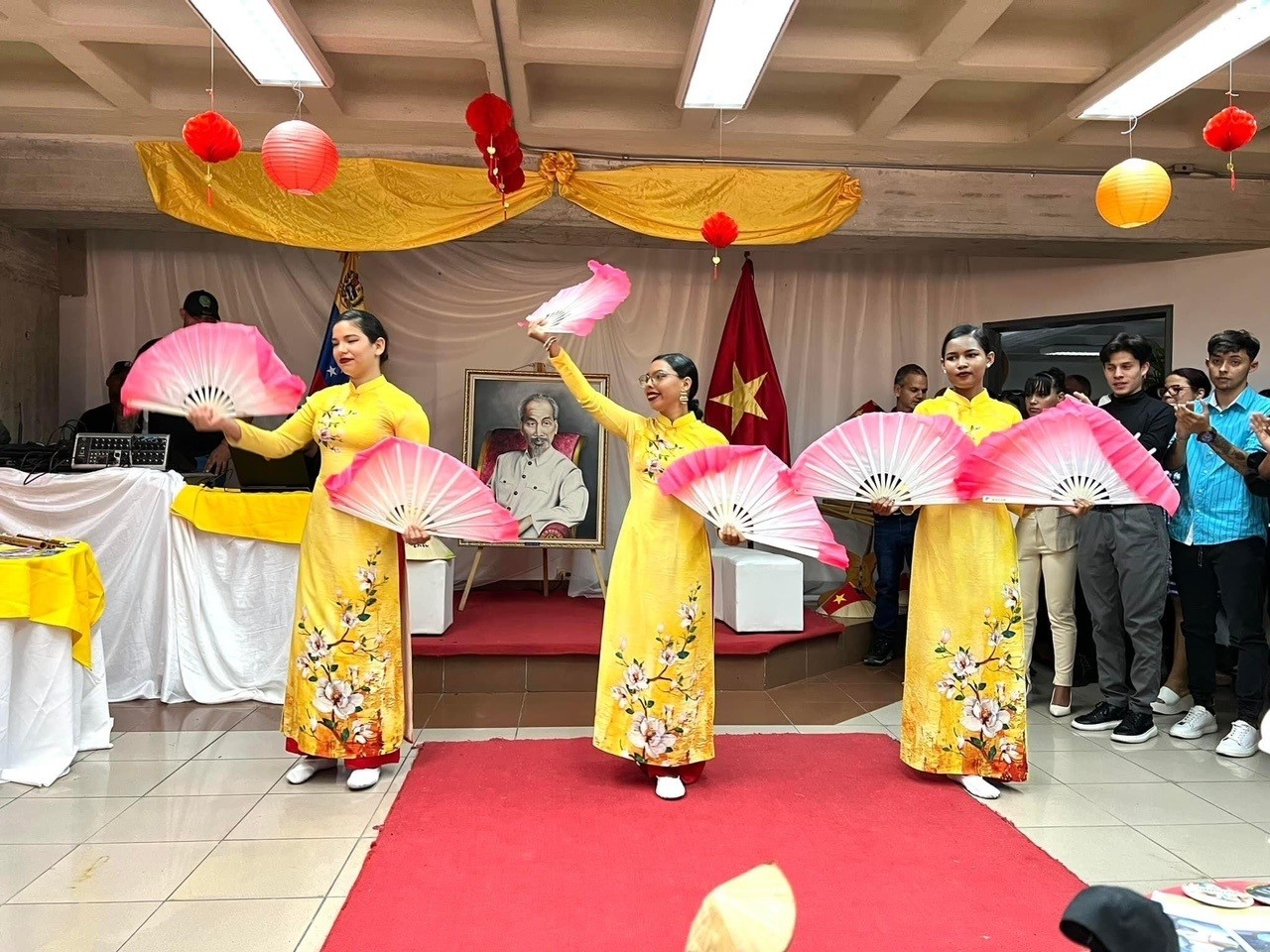 Hundreds of Uni Students Attend Vietnamese Day Held in Caracas