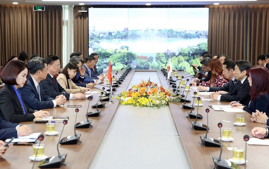Leaders of Cambodia present a gift to Secretary of the provincial Party Committee Nguyen Thanh Tam (fourth from left).