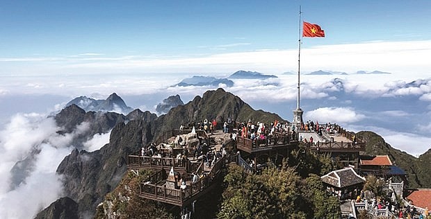 Visitors at Fansipan peak in Lao Cai province (Photo: VNA)