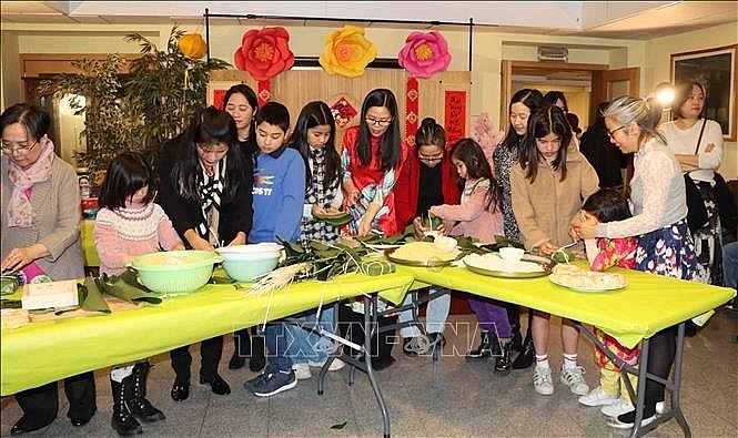 Vietnamese in Singapore and Belgian Celebrate Tet with Traditional Dishes