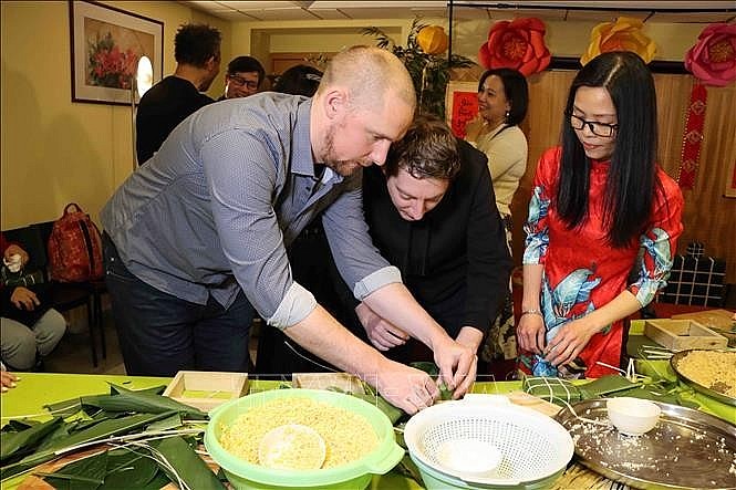 Vietnamese in Singapore and Belgian Celebrate Tet with Traditional Dishes
