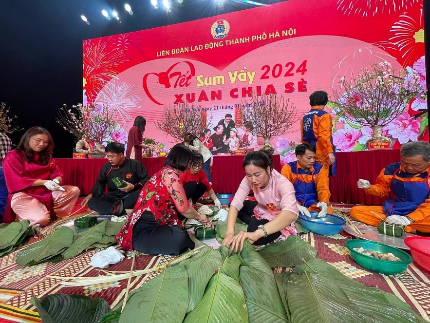 Trade Union Tet Market 2024 Opens in Hanoi