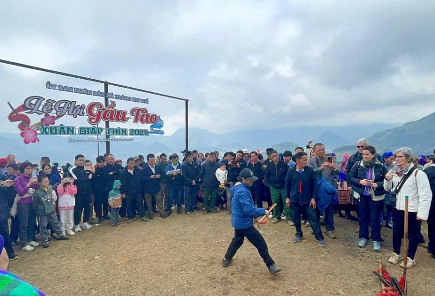H'mong Spring Festival Attracts Foreign Tourists