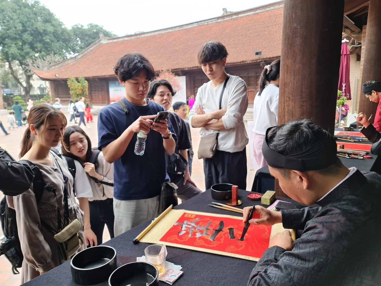 Intl' Tourists Ask for Calligraphic Works at Temple of Literature