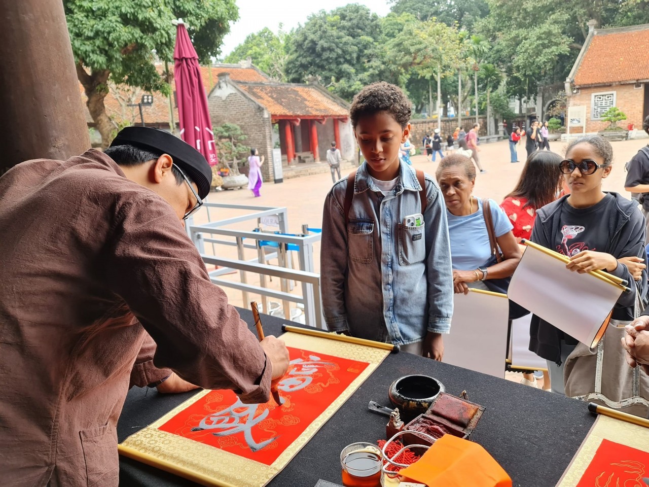 Intl' Tourists Ask for Calligraphic Works at Temple of Literature