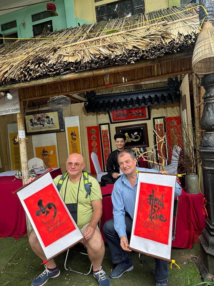 International Tourists Ask for Calligraphic Works at Temple of Literature