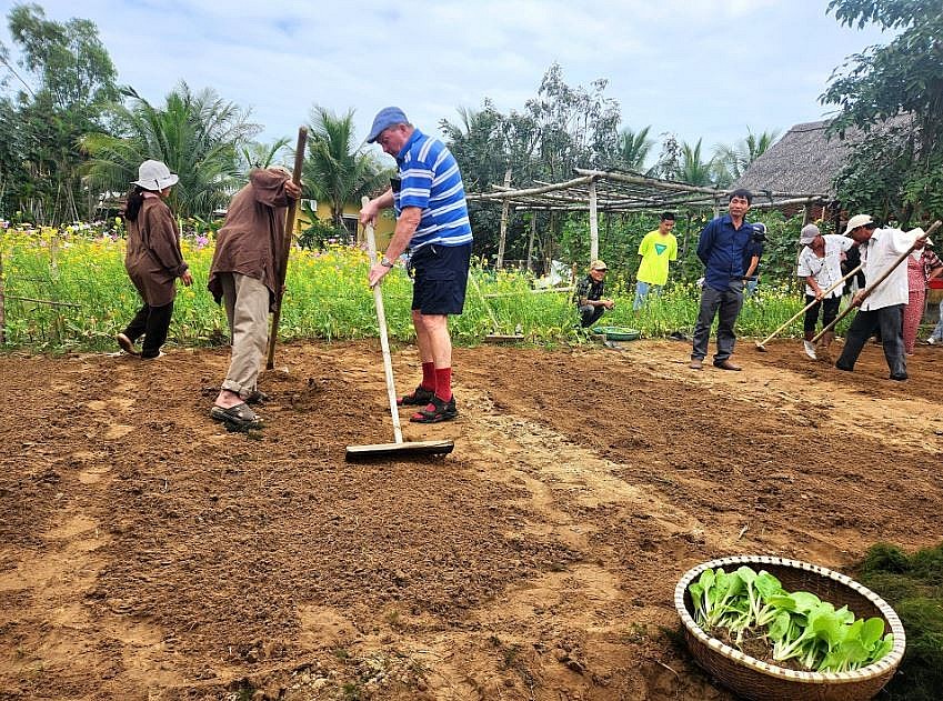 International Tourists Experience Farming in Quang Nam's Festival