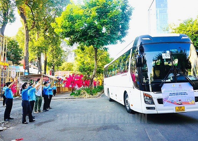 "Trade Union's Train Trip - Spring 2024" Held Simultaneously to Bring Workers Home for Tet