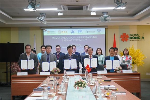 At the signing ceremony. Photo: VNA