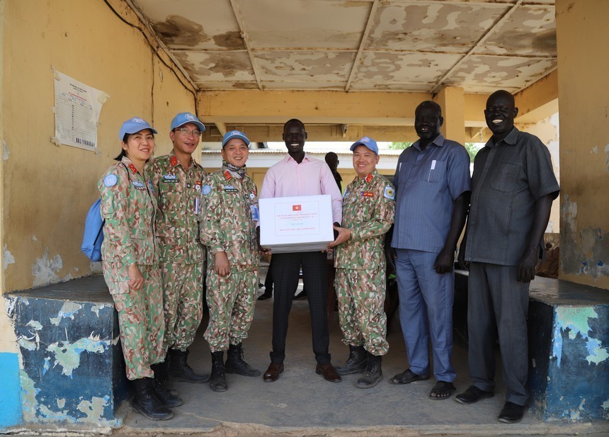Vietnamese Military Engineers Give Meaningful Gifts to Abeyi Regional Hospital