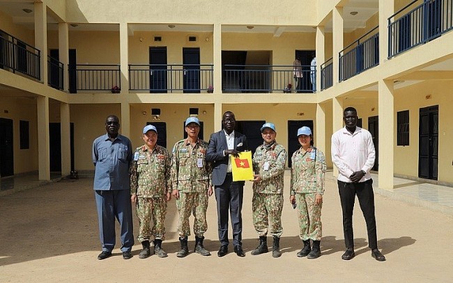 Vietnamese Military Engineers Give Meaningful Gifts to Abeyi Regional Hospital