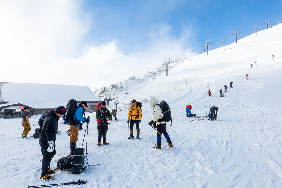 Vietnamese Climbers Bravely Conquer Japan's Snowy Mountains