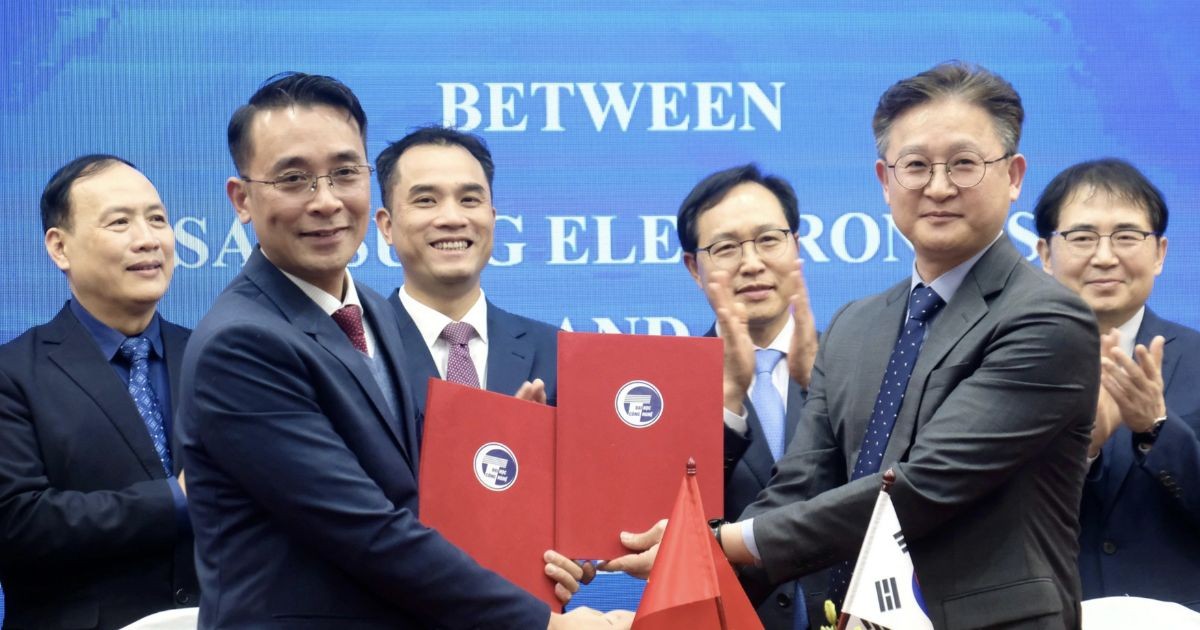 The signing ceremony between Samsung Electronics and the University of Engineering and Technology at the Vietnam National University, Hanoi. Source: VNU