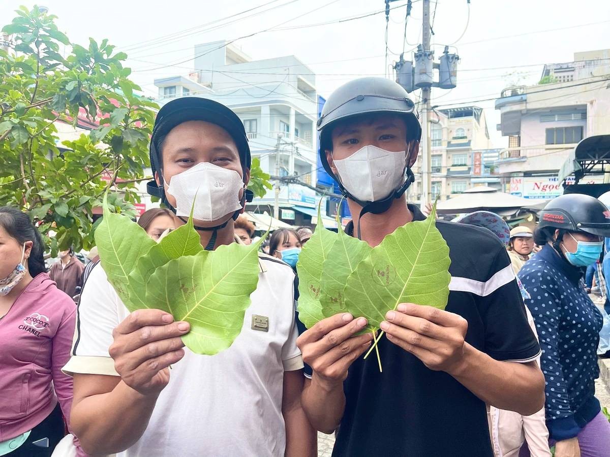 Phiên chợ lấy lá thay tiền, muốn mua món ăn chỉ cần đưa lá cây ở TP.HCM