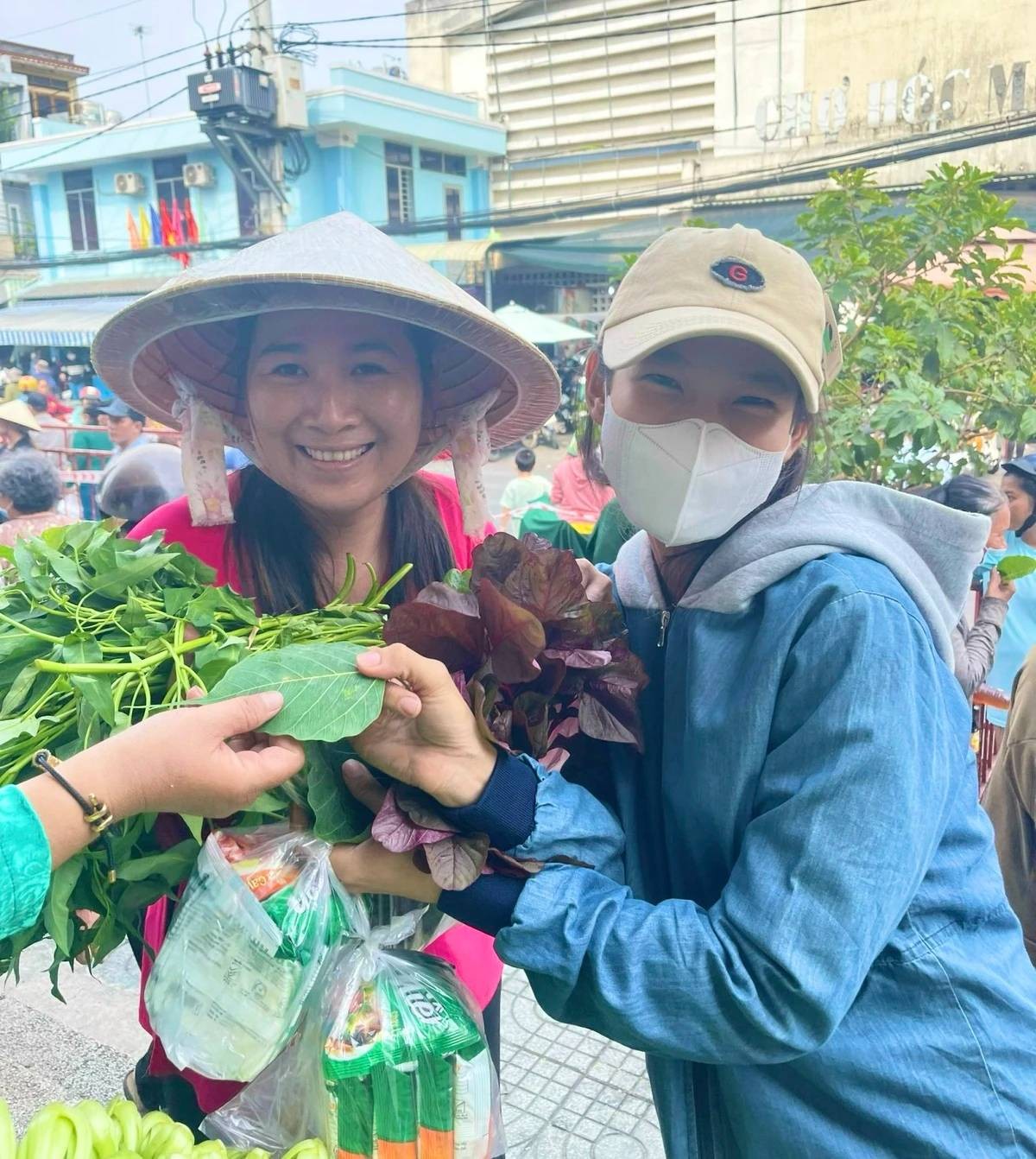 Phiên chợ lấy lá thay tiền, muốn mua món ăn chỉ cần đưa lá cây ở TP.HCM
