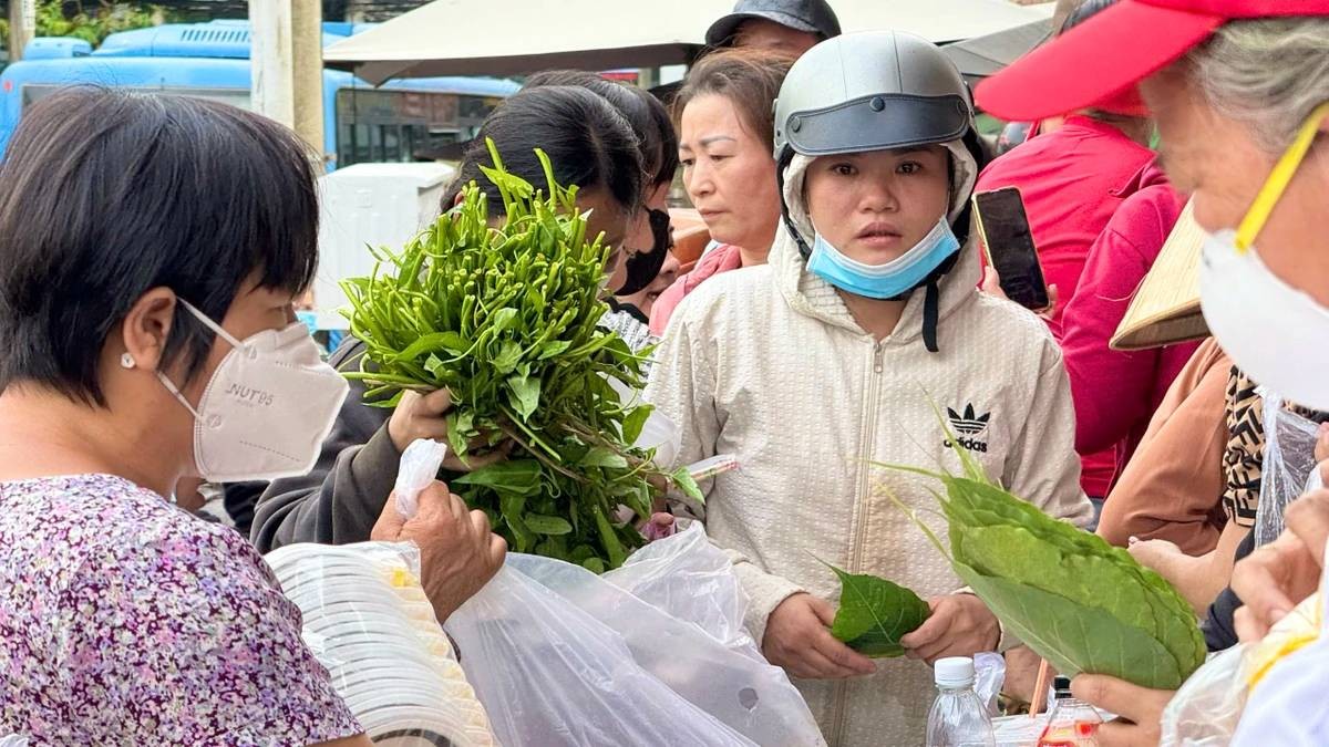 Phiên chợ lấy lá thay tiền, muốn mua món ăn chỉ cần đưa lá cây ở TP.HCM